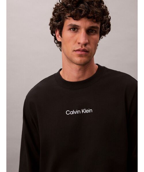 Calvin Klein(カルバン・クライン)の「Tシャツ - ロングスリーブリラックススタンダードロゴクルーネックTシャツR(Tシャツ/カットソー・メンズ・ブラック/ホワイト・M/L/XL/S)」の8枚目の写真
