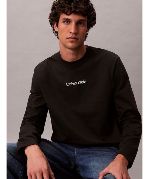 Calvin Klein(カルバン・クライン)の「Tシャツ - ロングスリーブリラックススタンダードロゴクルーネックTシャツR(Tシャツ/カットソー・メンズ・ブラック/ホワイト・M/L/XL/S)」の10枚目の写真