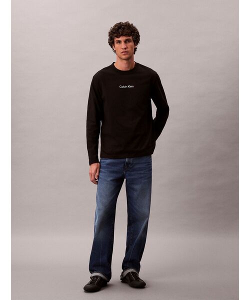 Calvin Klein(カルバン・クライン)の「Tシャツ - ロングスリーブリラックススタンダードロゴクルーネックTシャツR(Tシャツ/カットソー・メンズ・ブラック/ホワイト・M/L/XL/S)」の11枚目の写真