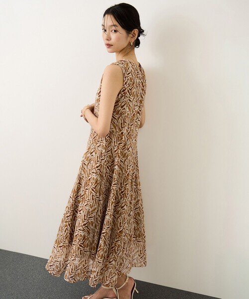 ROPE'（ロペ）の「【DEVEAUX(デヴォー)】プリントフレアワンピース（ワンピース・レディース・イエロー系その他3/ブラック系その他・FREE）」の2枚目の写真