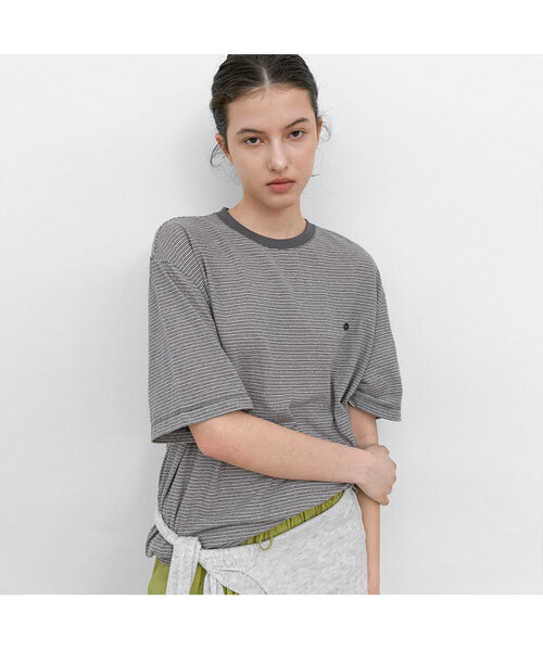 ATELIER NAIN(アトリエナイン)の「THICK AND THIN STRIPE BOXY TEE (T-7215)(Tシャツ/カットソー・レディース・ネイビー/グレー・FREE)」の2枚目の写真