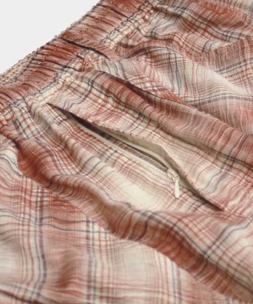 amok(アモク)の「CRASH CHECK PANTS(その他パンツ・メンズ・ブラック/レッド・M/L/S)」の4枚目の写真
