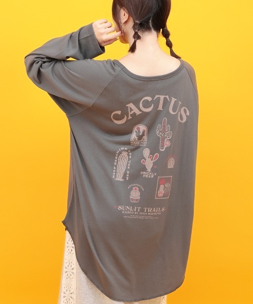 チチカカ(チチカカ)の「Orale! カクタスプリントロングTシャツ(Tシャツ/カットソー・レディース・チャコールグレー/ホワイト/ライトグリーン・FREE)」の2枚目の写真
