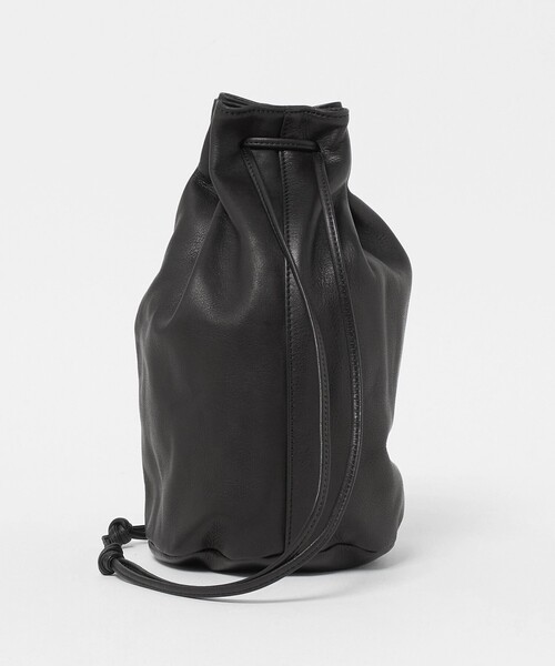 UNITED ARROWS(ユナイテッドアローズ)の「UNFINISHED LEATHER/アンフィニッシュドレザー 巾着ショルダーバッグ(ショルダーバッグ・メンズ・ブラック・FREE)」の2枚目の写真
