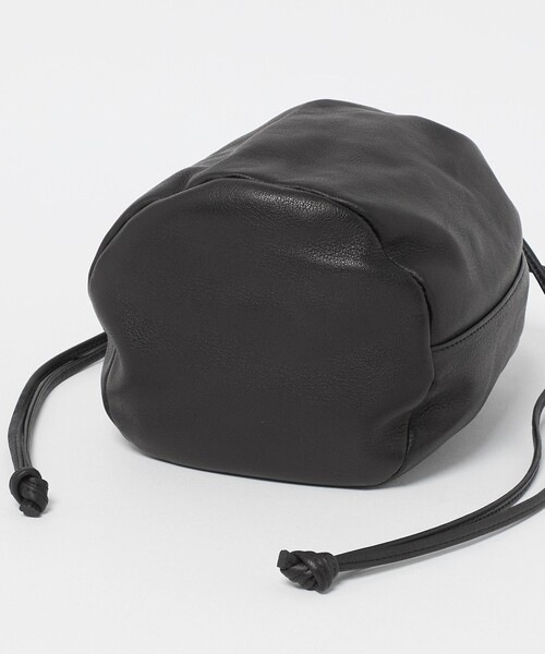 UNITED ARROWS(ユナイテッドアローズ)の「UNFINISHED LEATHER/アンフィニッシュドレザー 巾着ショルダーバッグ(ショルダーバッグ・メンズ・ブラック・FREE)」の6枚目の写真