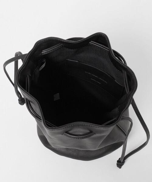 UNITED ARROWS(ユナイテッドアローズ)の「UNFINISHED LEATHER/アンフィニッシュドレザー 巾着ショルダーバッグ(ショルダーバッグ・メンズ・ブラック・FREE)」の7枚目の写真