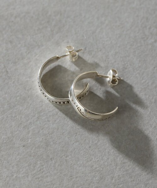 ear PAPILLONNER(イアパピヨネ)の「《スターリングシルバー使用》柄入りミニフープピアス(ピアス(両耳用)・レディース・シルバー系その他4・FREE)」の2枚目の写真