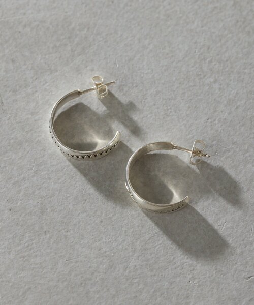 ear PAPILLONNER(イアパピヨネ)の「《スターリングシルバー使用》柄入りミニフープピアス(ピアス(両耳用)・レディース・シルバー系その他4・FREE)」の3枚目の写真