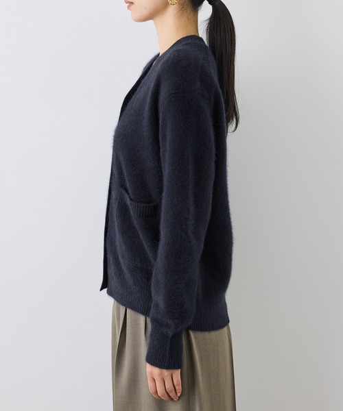 ROPE'（ロペ）の「フォックスカシミヤポケット付きVネックカーディガン（カーディガン/ボレロ・レディース・ベージュ/サックスブルー/ブラウン/ネイビー・38）」の14枚目の写真