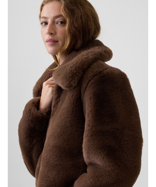 GAP(ギャップ)の「リサイクル リラックスフィット フェイクファージャケット(その他アウター・レディース・ブラウン・M)」の1枚目の写真