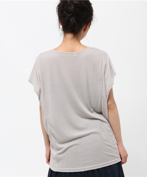 IEDIT（イディット）の「ブルーブラックプラネット定番にしたい大人ゆるシルエットのニュアンスホワイトトップス　　　（Tシャツ/カットソー・レディース・ホワイト/ホワイト系その他・LARGE/SMALL/X-LARGE/MEDIUM/XX-LARGE）」の5枚目の写真
