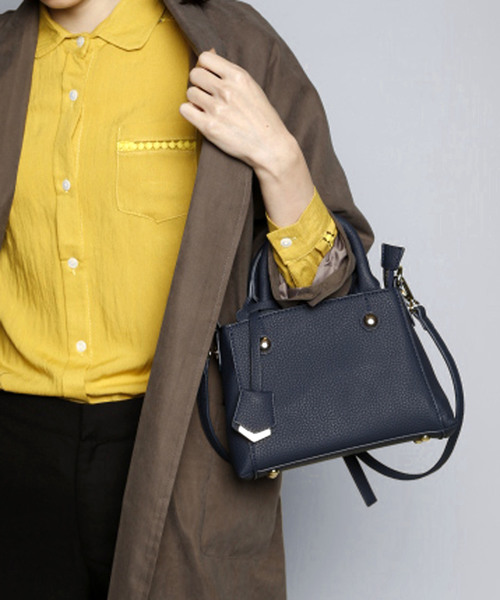 PLAIN CLOTHING(プレーンクロージング)の「スクエアハンドバッグ【PLAIN CLOTHING】(ショルダーバッグ・レディース・ネイビー/ダークグレー/レッド/キャメル/カーキ/ブラック・FREE)」の1枚目の写真