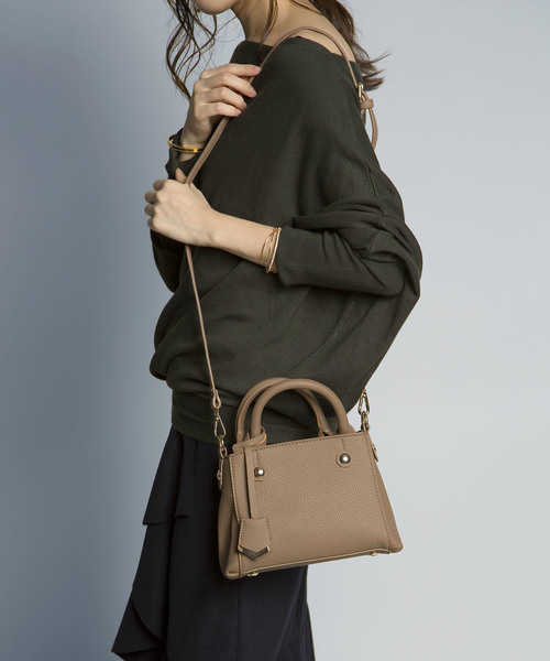 PLAIN CLOTHING(プレーンクロージング)の「スクエアハンドバッグ【PLAIN CLOTHING】(ショルダーバッグ・レディース・ネイビー/ダークグレー/レッド/キャメル/カーキ/ブラック・FREE)」の4枚目の写真