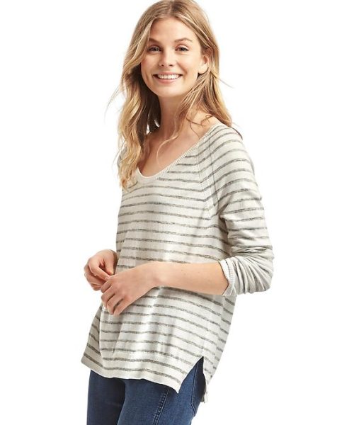 GAP(ギャップ)の「Gap ストライプ スクープネック プルオーバー(ニット/セーター・レディース・アイボリー/ネイビー/ホワイト×グレー・M/S/XS/XXS/L)」の1枚目の写真