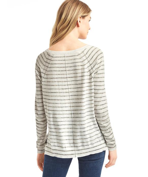 GAP(ギャップ)の「Gap ストライプ スクープネック プルオーバー(ニット/セーター・レディース・アイボリー/ネイビー/ホワイト×グレー・M/S/XS/XXS/L)」の4枚目の写真