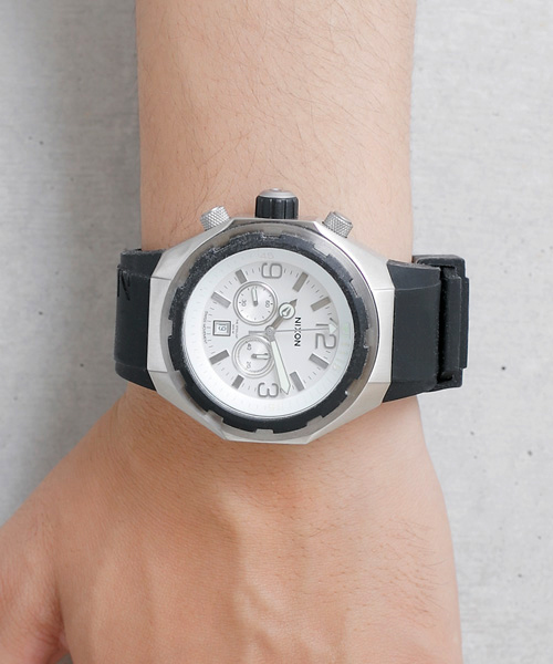 NIXON(ニクソン)の「THE STEELCAT(腕時計)」|ホワイト