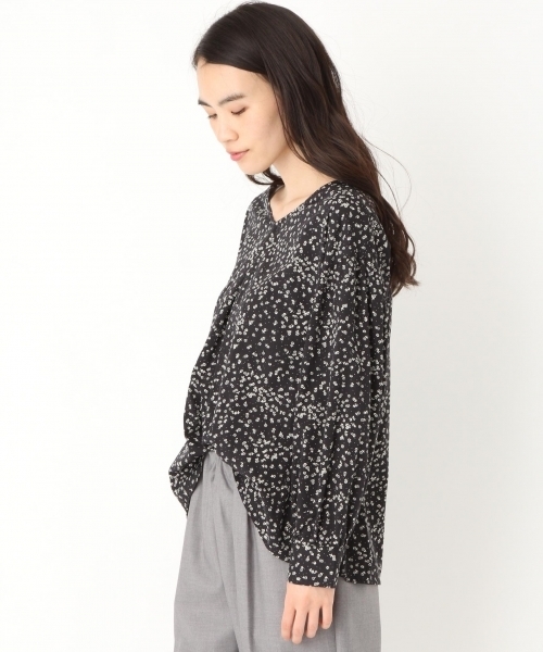 niko and...（ニコアンド）の「オリジナルパフ袖フラワーブラウス（シャツ/ブラウス・レディース・グリーン/オレンジ/ブラック・MEDIUM/LARGE）」の2枚目の写真