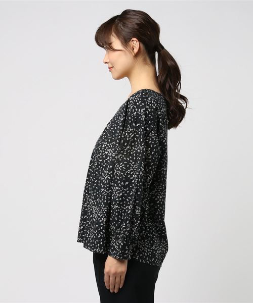 niko and...（ニコアンド）の「オリジナルパフ袖フラワーブラウス（シャツ/ブラウス・レディース・グリーン/オレンジ/ブラック・MEDIUM/LARGE）」の4枚目の写真