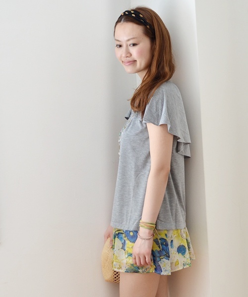 Khaju(カージュ)の「Khaju:バックフリルプルオーバー(Tシャツ/カットソー・レディース・グレー/ブラック・ONE SIZE)」の1枚目の写真