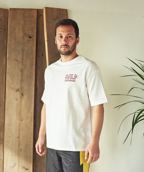 JACK & MARIE（ジャックアンドマリー）の「Simon Perini × JACK & MARIE　グラフィック Tシャツ（Tシャツ/カットソー・メンズ・A/B/C/D・S/M/L）」の3枚目の写真