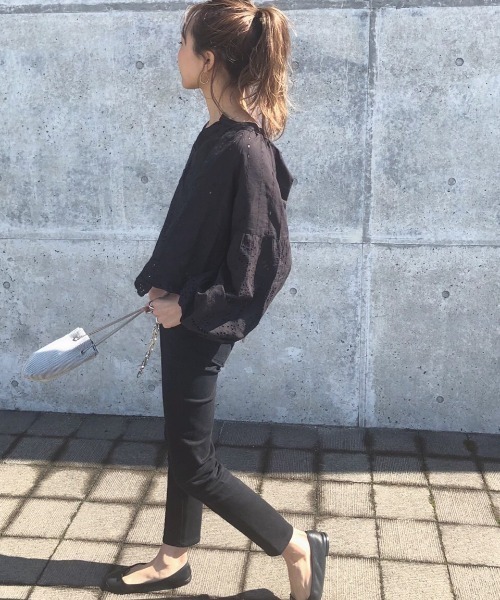 ulu（ウル）の「Scallopeddesign embroidery blouse（シャツ/ブラウス・レディース・ホワイト/ブラック・FREE）」の2枚目の写真