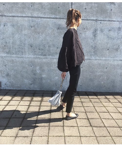 ulu（ウル）の「Scallopeddesign embroidery blouse（シャツ/ブラウス・レディース・ホワイト/ブラック・FREE）」の3枚目の写真