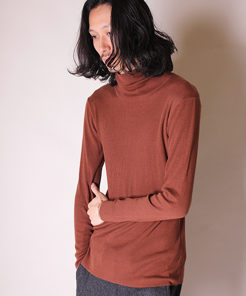 Lui's（ルイス）の「Lui's スリムタートルネックニット（ニット/セーター・メンズ・ホワイト/ブラック/モカ/ワインレッド・MEDIUM/SMALL）」の4枚目の写真