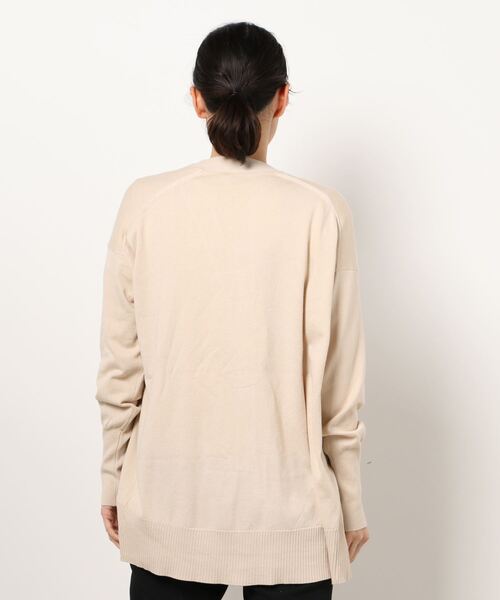 LE FOYER（ルフォワイエ）の「Vネックカーディガン（ニット/セーター・レディース・パープル/ダークブルー/オフホワイト/ブラック・38）」の5枚目の写真