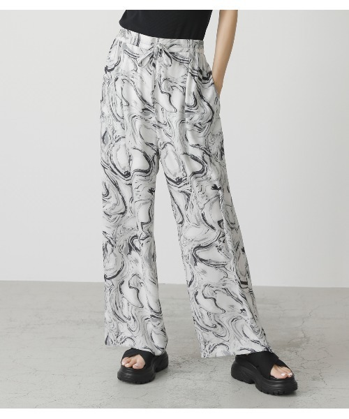 AZUL by moussy（アズールバイマウジー）の「MARBLE PATTERN RELAX PANTS/マーブルパターンリラックスパンツ（その他パンツ・レディース・ブラック系その他/ベージュ系その他・SMALL/MEDIUM）」の2枚目の写真