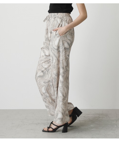 AZUL by moussy（アズールバイマウジー）の「MARBLE PATTERN RELAX PANTS/マーブルパターンリラックスパンツ（その他パンツ・レディース・ブラック系その他/ベージュ系その他・SMALL/MEDIUM）」の3枚目の写真