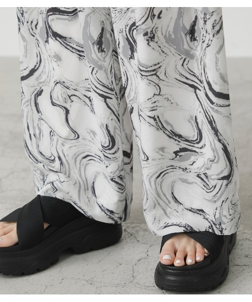 AZUL by moussy（アズールバイマウジー）の「MARBLE PATTERN RELAX PANTS/マーブルパターンリラックスパンツ（その他パンツ・レディース・ブラック系その他/ベージュ系その他・SMALL/MEDIUM）」の20枚目の写真