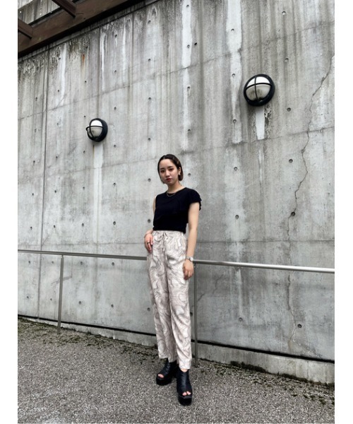 AZUL by moussy（アズールバイマウジー）の「MARBLE PATTERN RELAX PANTS/マーブルパターンリラックスパンツ（その他パンツ・レディース・ブラック系その他/ベージュ系その他・SMALL/MEDIUM）」の22枚目の写真