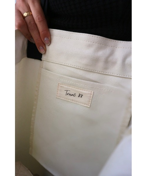 TRUNC（トランクエイティーエイト）の「Logo Embroidery ToteBag（トートバッグ・レディース・チャコールグレー/アイボリー・FREE）」の4枚目の写真