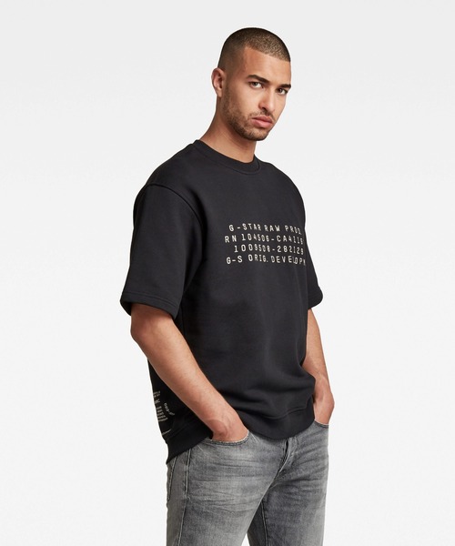 G-STAR（ジースター）の「EMBRO TEXT SWEATER/半袖スウェット/オーバーサイズ（スウェット・メンズ・ダークブラック・MEDIUM/LARGE/X-LARGE/SMALL/XX-LARGE）」の2枚目の写真
