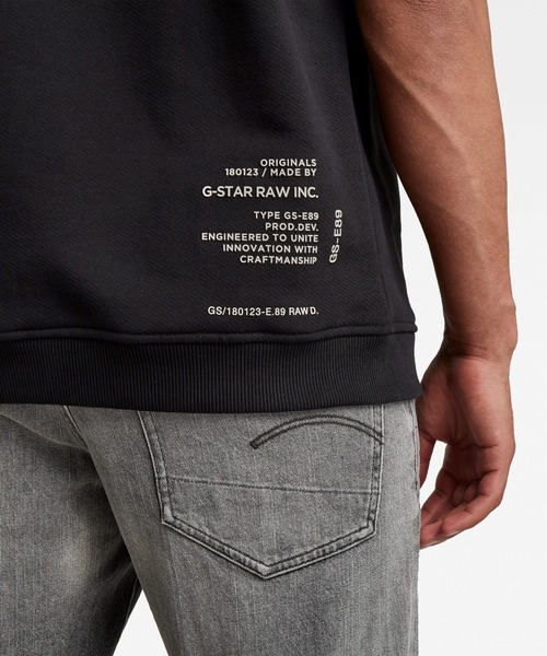 G-STAR（ジースター）の「EMBRO TEXT SWEATER/半袖スウェット/オーバーサイズ（スウェット・メンズ・ダークブラック・MEDIUM/LARGE/X-LARGE/SMALL/XX-LARGE）」の4枚目の写真