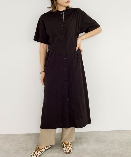 w closet（ダブルクローゼット）の「バンドカラーウエストタックワンピース（シャツワンピース・レディース・オートミール/スミクロ/ダークグリーン・FREE）」の2枚目の写真