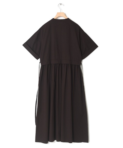 w closet（ダブルクローゼット）の「バンドカラーウエストタックワンピース（シャツワンピース・レディース・オートミール/スミクロ/ダークグリーン・FREE）」の4枚目の写真