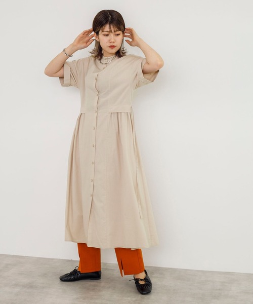 w closet（ダブルクローゼット）の「バンドカラーウエストタックワンピース（シャツワンピース・レディース・オートミール/スミクロ/ダークグリーン・FREE）」の5枚目の写真