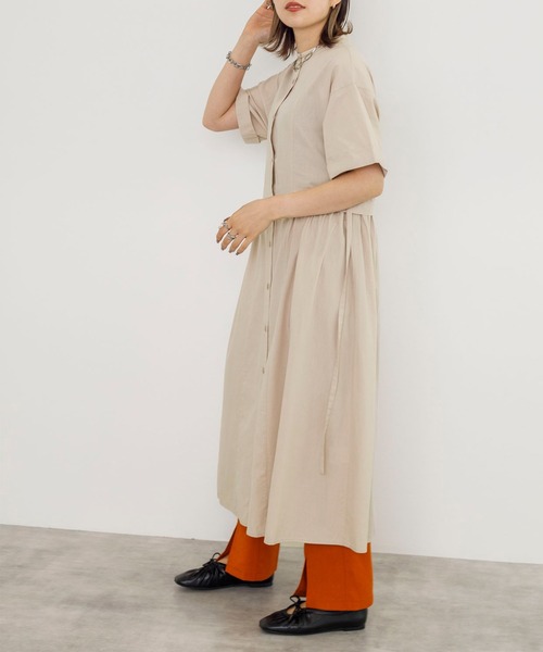 w closet（ダブルクローゼット）の「バンドカラーウエストタックワンピース（シャツワンピース・レディース・オートミール/スミクロ/ダークグリーン・FREE）」の6枚目の写真