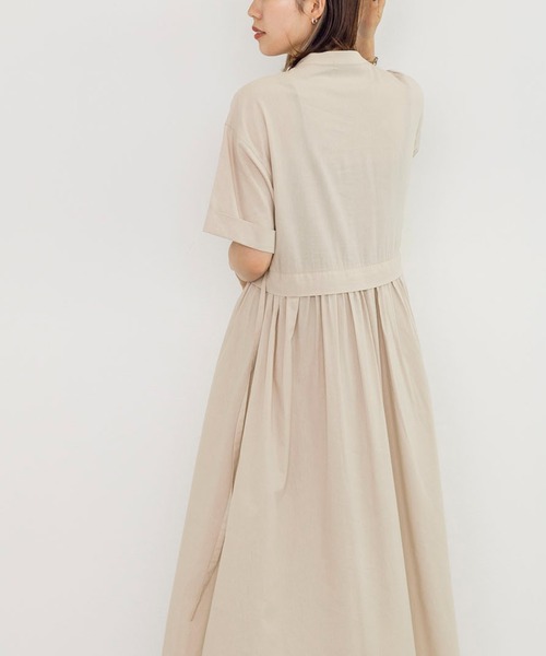 w closet（ダブルクローゼット）の「バンドカラーウエストタックワンピース（シャツワンピース・レディース・オートミール/スミクロ/ダークグリーン・FREE）」の7枚目の写真