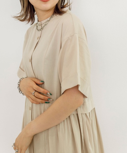 w closet（ダブルクローゼット）の「バンドカラーウエストタックワンピース（シャツワンピース・レディース・オートミール/スミクロ/ダークグリーン・FREE）」の8枚目の写真