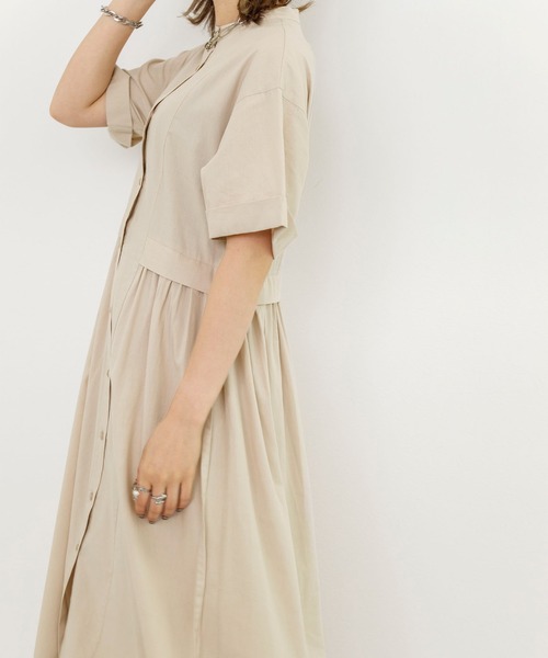 w closet（ダブルクローゼット）の「バンドカラーウエストタックワンピース（シャツワンピース・レディース・オートミール/スミクロ/ダークグリーン・FREE）」の13枚目の写真