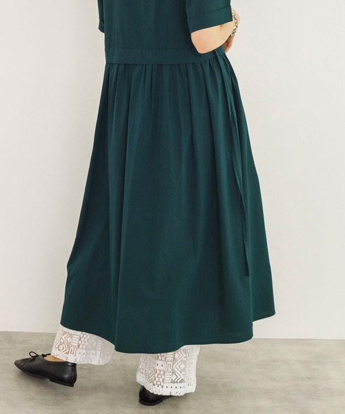 w closet（ダブルクローゼット）の「バンドカラーウエストタックワンピース（シャツワンピース・レディース・オートミール/スミクロ/ダークグリーン・FREE）」の17枚目の写真