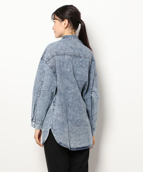 UNDERWRAPS(アンダーラップス)の「BIGデニムシャツ(M3)(シャツ/ブラウス・レディース・インディゴブルー/ケミカルウォッシュ・LARGE/MEDIUM)」の4枚目の写真
