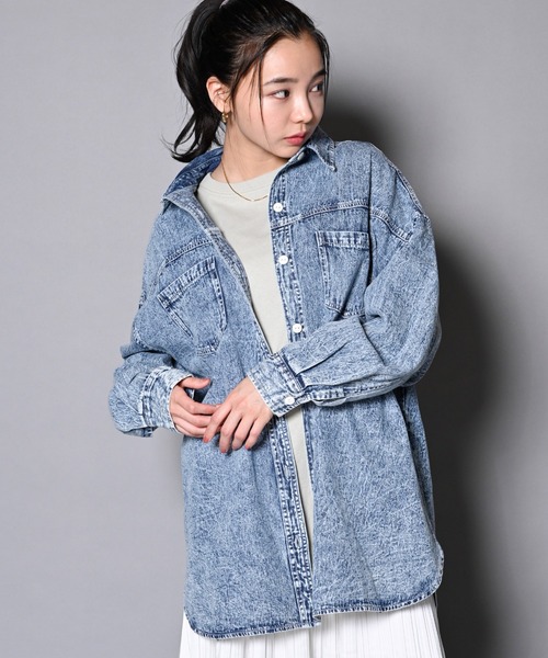 UNDERWRAPS(アンダーラップス)の「BIGデニムシャツ(M3)(シャツ/ブラウス・レディース・インディゴブルー/ケミカルウォッシュ・LARGE/MEDIUM)」の2枚目の写真