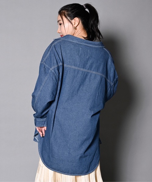 UNDERWRAPS(アンダーラップス)の「BIGデニムシャツ(M3)(シャツ/ブラウス・レディース・インディゴブルー/ケミカルウォッシュ・LARGE/MEDIUM)」の15枚目の写真