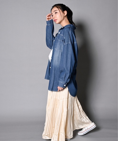 UNDERWRAPS(アンダーラップス)の「BIGデニムシャツ(M3)(シャツ/ブラウス・レディース・インディゴブルー/ケミカルウォッシュ・LARGE/MEDIUM)」の11枚目の写真