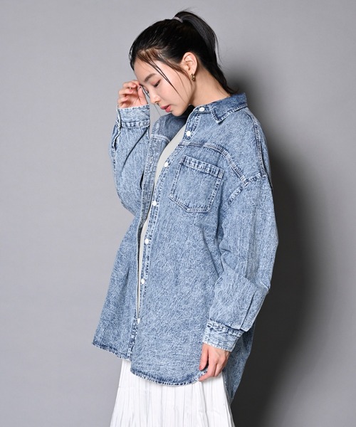 UNDERWRAPS(アンダーラップス)の「BIGデニムシャツ(M3)(シャツ/ブラウス・レディース・インディゴブルー/ケミカルウォッシュ・LARGE/MEDIUM)」の17枚目の写真