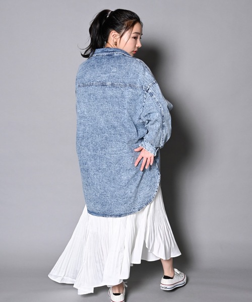 UNDERWRAPS(アンダーラップス)の「BIGデニムシャツ(M3)(シャツ/ブラウス・レディース・インディゴブルー/ケミカルウォッシュ・LARGE/MEDIUM)」の12枚目の写真