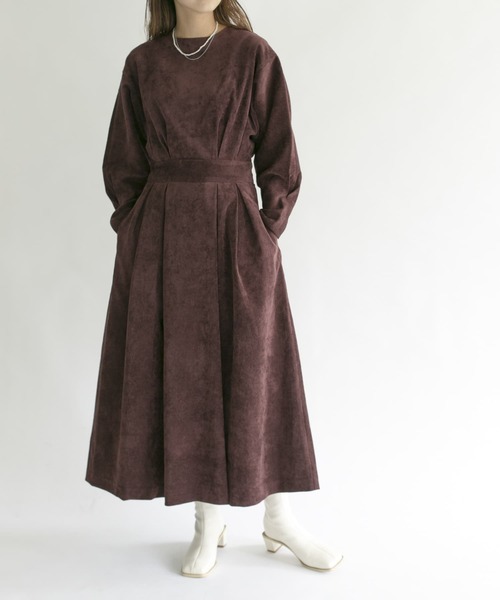 KBF（ケイビーエフ）の「【WEB/一部店舗限定】コーデュロイボリュームワンピース（ワンピース・レディース・オフホワイト/ネイビー/パープル・SMALL/MEDIUM）」の4枚目の写真